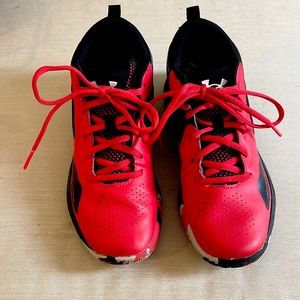 Nike boys Basketball shoes size 5.5, in great condition!!!